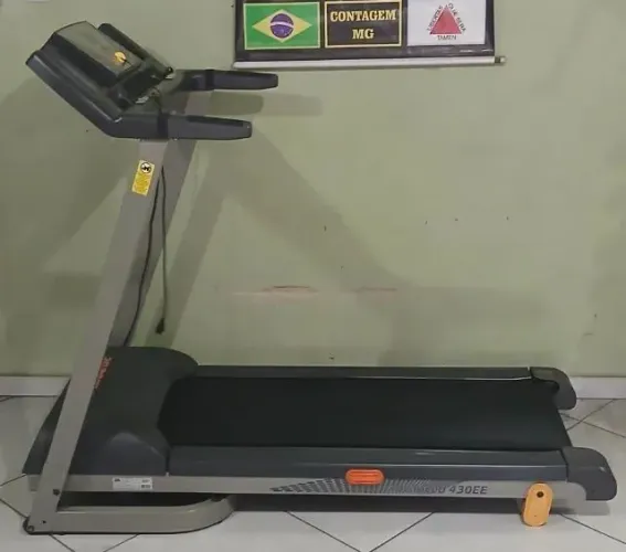 Esteira Athletic 430ee suporta 120 kg faz 14km sensor de batimentos cardíacos 