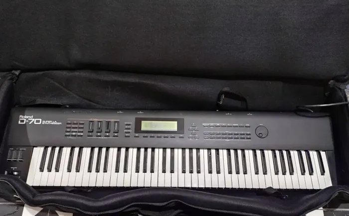 Roland D-70