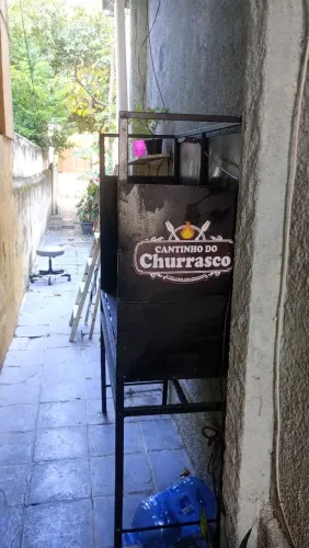 Barraca de churrasco com churrasqueira e iluminação