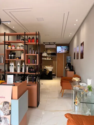 Vaga para cabeleireiro e manicure