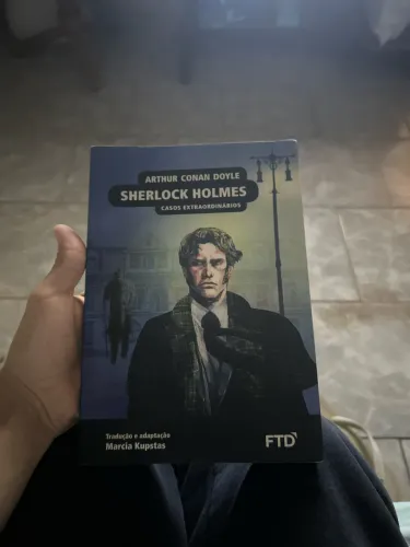 Sherlock Holmes: Casos Extraordinários, com tradução e adaptação de Marcia Kupstas