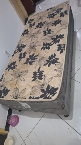 Cama solteiro - Colchão de mola, usada.