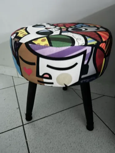 Puff banqueta palito estampa Romero Brito.