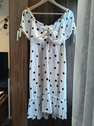 Vestido branco com bolinhas
