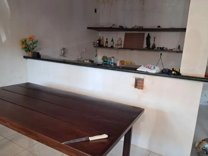 Vendo: Jogo de mesa com bancos de madeira maciça usado.