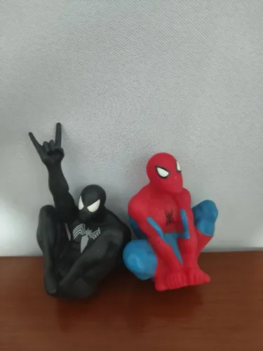 Kit duas miniaturas bonecos homem aranha de de vinil