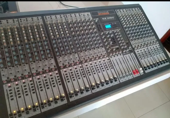 Mesa de som Soundcraft Selenium SX3204
