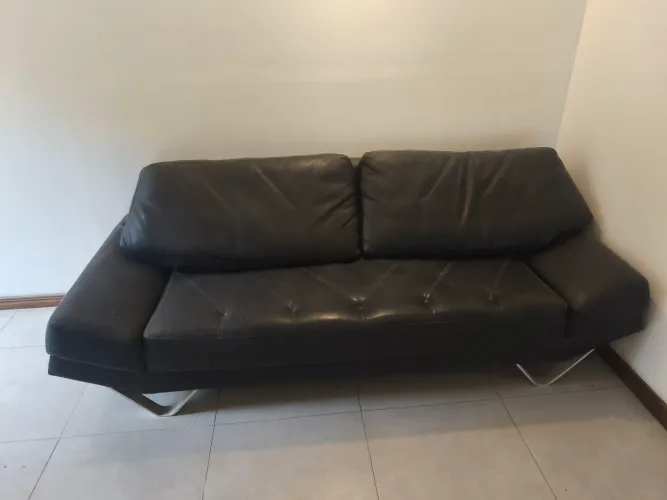 Vendo Sofá Couro, Madeira Maciça e Pés de Alumínio