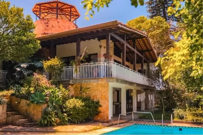 Casa com 04 Dormitórios - Studio de gravação, Mirante, Piscina e Sauna  Localização Privil