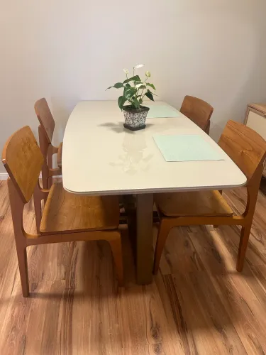 Mesa com base de madeira e tampo de Laca