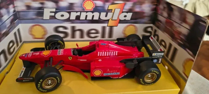 Carrinho colecionável Ferrari 310 - Michael Shumacher