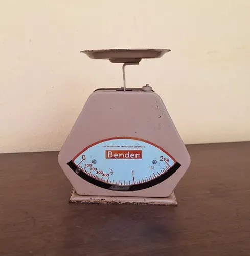 ANTIGA BALANÇA DOMÉSTICA BENDER PARA ATÉ 2KG FUNCIONANDO.