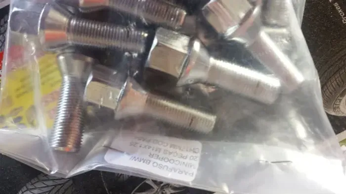 Parafuso cromado Volkswagen Golf 17mm