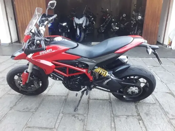 Ducati Hypermotard 821 vermelha 2014