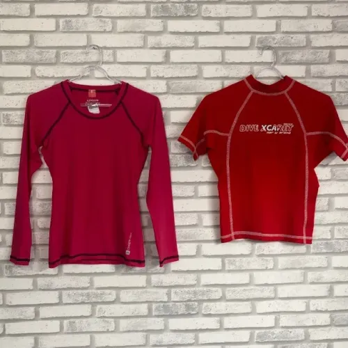 Kit 2 Camisetas de Praia/Banho Oxer Rosa + Fullsand Vermelha Tamanho 12