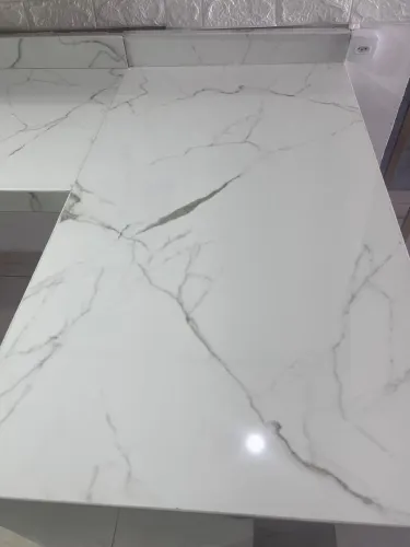 Bancada gramde  em L porcenalato branco Carrara 