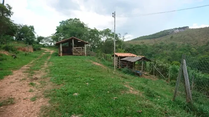 Fazendinha 6 ha, casa, fogão a lenha, arvores frutíferas, poço de peixes. Jaboticatubas.