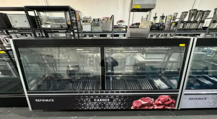Balcão para carnes com vidro duplo aquecido 3,00 metros com gancheiras inox Peça Unica 