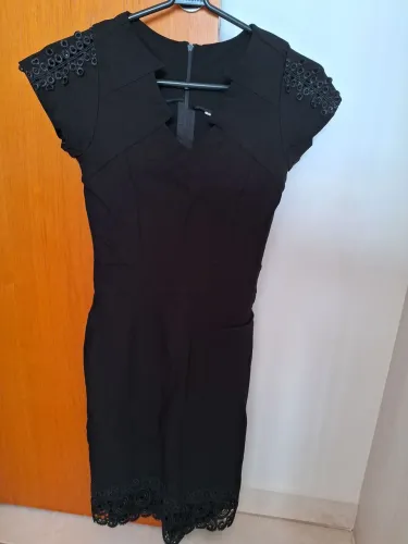 Vestido Preto Elegante com Detalhes