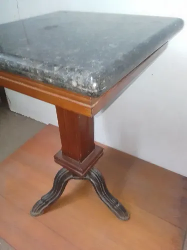 Mesa de bar antigo C pés de ferro forjado e tampo em granito encaixado