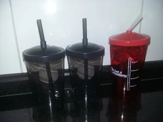 3 copos de plástico com canudo