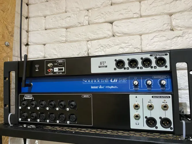 Mesa de som digital Soundcraft Ui16