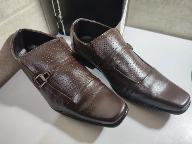 Sapatos Masculinos Marrom de Couro- Tamanho 42.