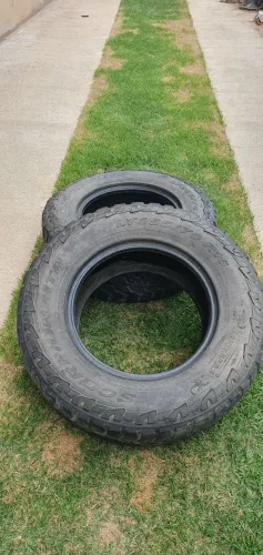 Pneus usados em boas condições de uso. 