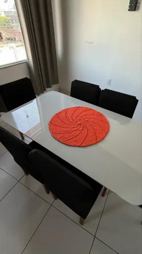 Centro de mesa feito de crochê na cor laranja