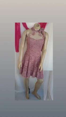 VESTIDO SOCIAL EM RENDA E LANTEJOULAS