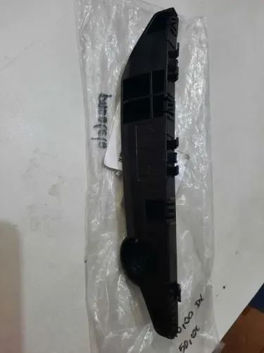 Guia parachoque Traseiro Esquerdo Nissan March 2015 a 2020