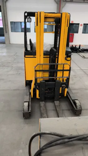 Empilhadeira .elétrica retrátil 