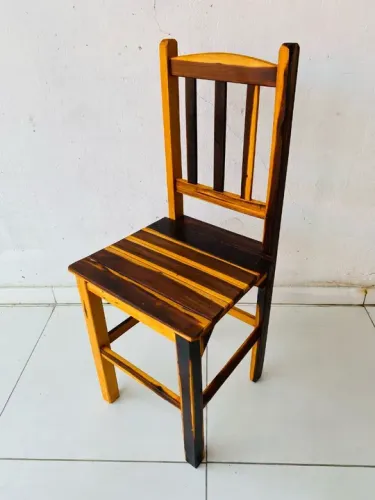 Cadeira de madeira estilo rústico