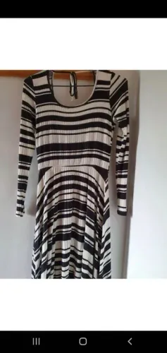 Vestido listrado preto e branco