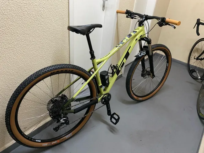 Bicicleta GT Avalanche Elite com upgrades