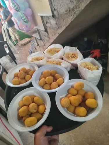 Salgados fritos na hora, no evento