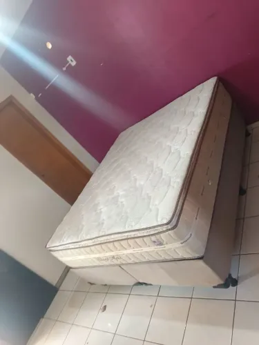Cama box queen size com colchão alto e confortável