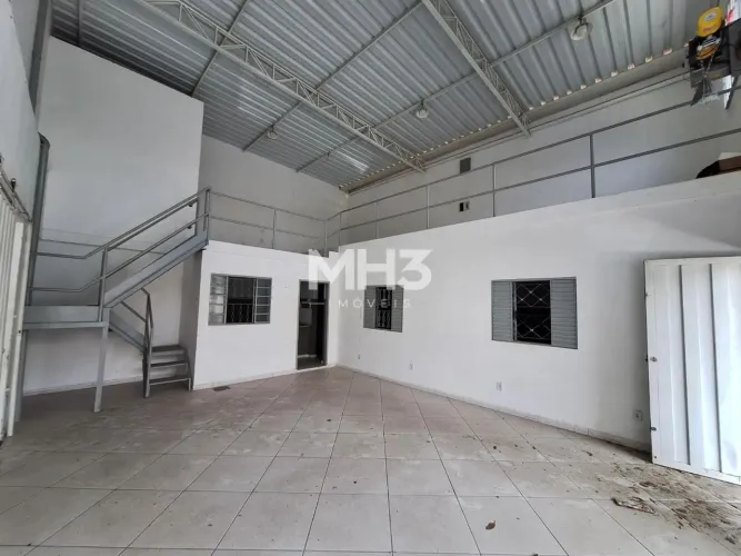 Galpão p locação de 240m², PD 6m², 2 portões eletrônico de acesso para VUC, Jd Santa Lúcia