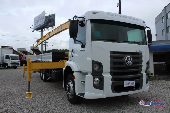 Transporte e serviços com munck