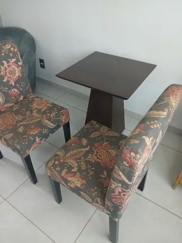 Conjunto de 2 Cadeiras em estampa floral em ótimo estado