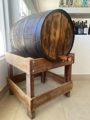 Barril de madeira para decoração e bebidas