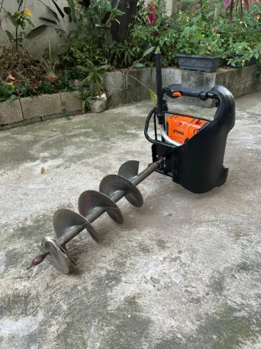 Perfurador de Solo à Gasolina Stihl BT 131