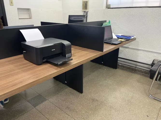 Mesa ESTAÇÃO DE TRABALHO 4 lugares com divisória de Escritório com Gaveta