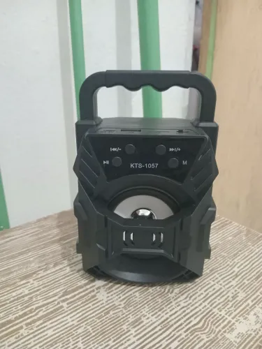 Vende-se uma pequena caixinha de som Bluetooth amplificada de cor preta