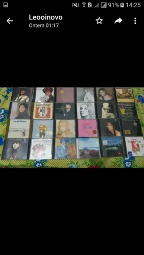 Coleção de CDs da cantora e atriz Barbra Streisand