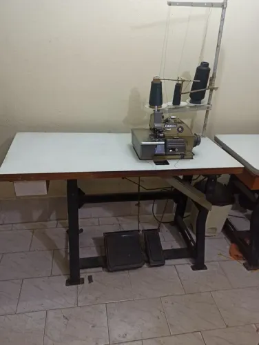 Máquina de costura overclock industrial CROWN.