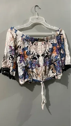 Blusa ciganinha floral com pompons