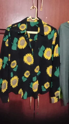 Camisa social feminina preta com detalhes de girasol