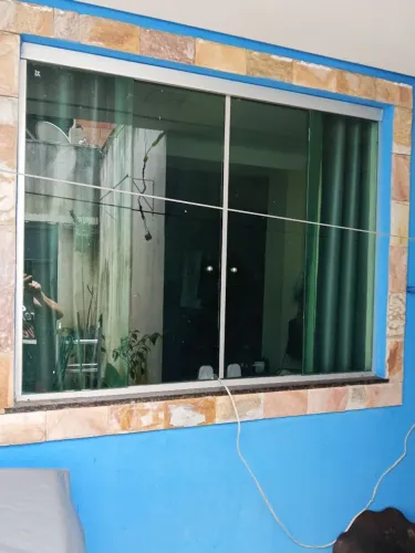 11 vidros dessa janela sendo três janelas e três vidros faltando um para quatro 50$ cada v