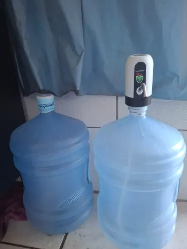 Vendo dois galões de agua de 20 litros e bomba